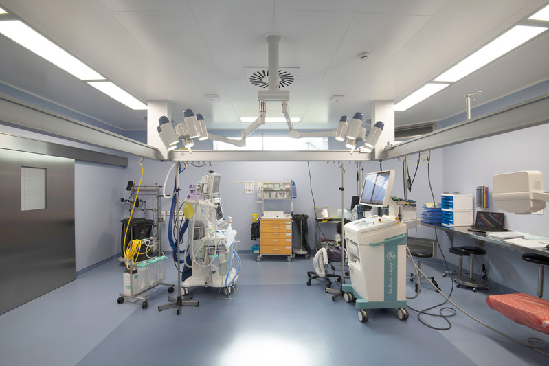 Siloah Hospital in Gümligen, Switzerland, equipped with ADMECO LUX LED surgical lights and ADMECO MED media supply bridge, "U" type. | ADMECO